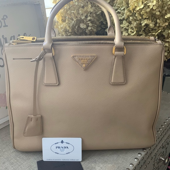 Prada Handbags - 💯 Auth Prada leather purse